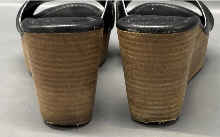 Женские черные кожаные босоножки Tory Burch с золотым медальоном на танкетке размер 7 - Изображение 3 из 4