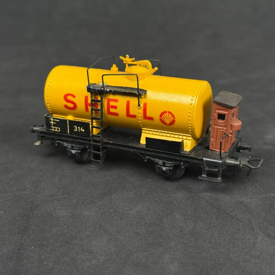 Vintage Marklin HO scale #314 Shell Tank Car , Die-cast 1950's - Image 2 of 4