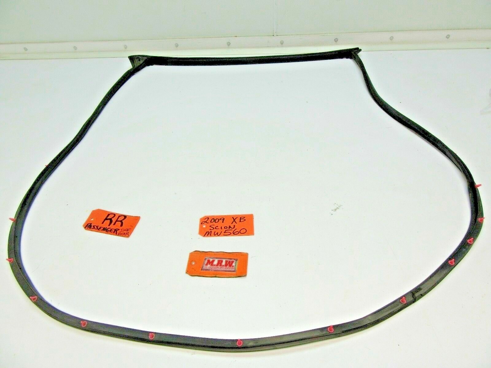 RIGHT REAR DOOR RUBBER SEAL STRIP WEATHER BODY FRAME CAR PANEL CLIP for