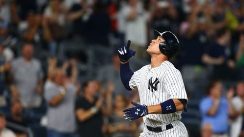 TOPPS NOW #654 AARON JUDGE BREAKS ROOKIE 50 HR RECORD - YANKEES - PASSES MCGWIRE - Picture 6 of 6