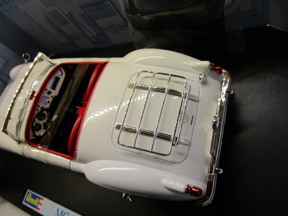 REVELL 1.18 MGA ROADSTER (08455) WHITE /FACTORY STRAPS ATTACHED STUNNING - Image 4 of 4