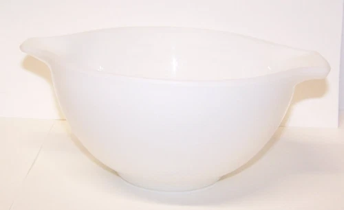 PYREX Vintage Cinderella Opal White 1.5 Pint Handled Milk Glass Mixing Bowl 441