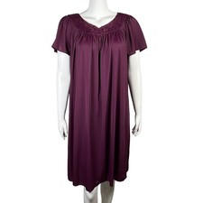 Miss Elaine Classics Short Sleeve Nightgown Size M Embroidered Nylon V Neck