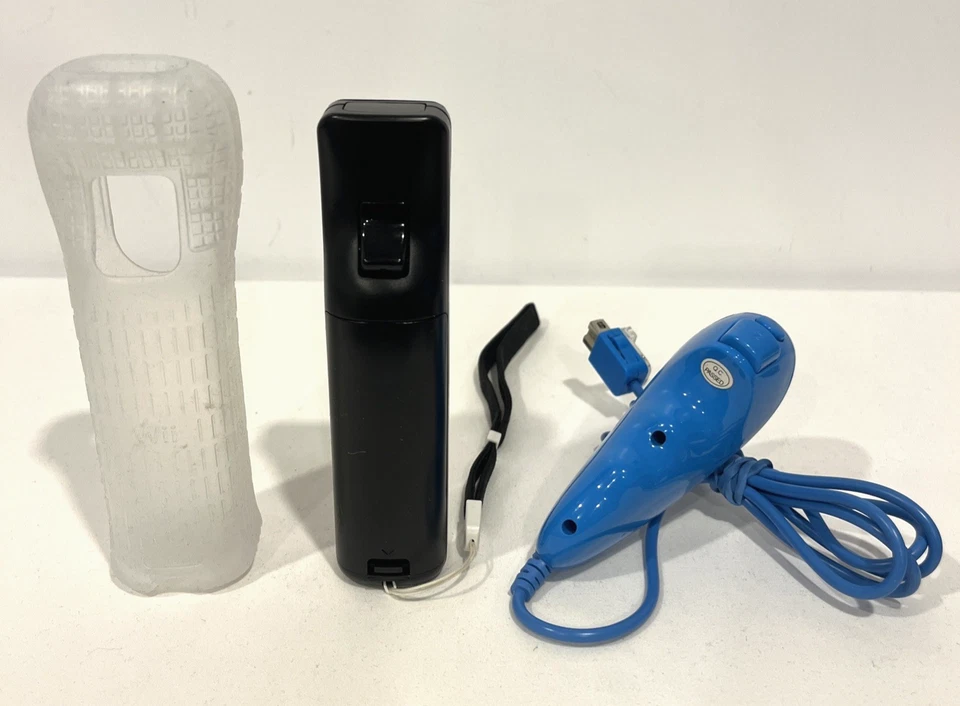INTEC BLACK WIRELESS CONTROLLER & BLUE NUNCHUK W/ SILICONE COVER NINTENDO WII - Image 2 of 4