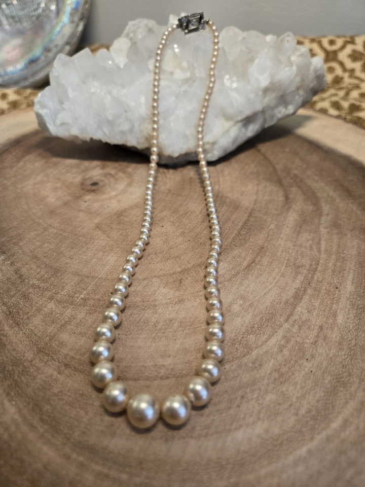 Antiguo collar/taburete Estate atado a mano de perlas de imitación con cierre de diamantes de imitación Foto 2 de 4