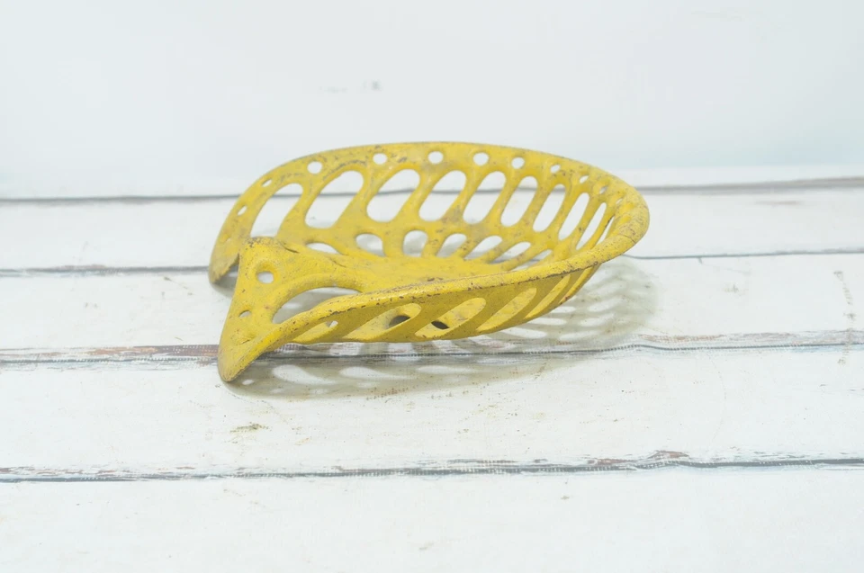 Antiguo/Vintage Amarillo Campeón Hierro Fundido Asiento Tractor Herramienta Agrícola Implemento Único Foto 3 de 4