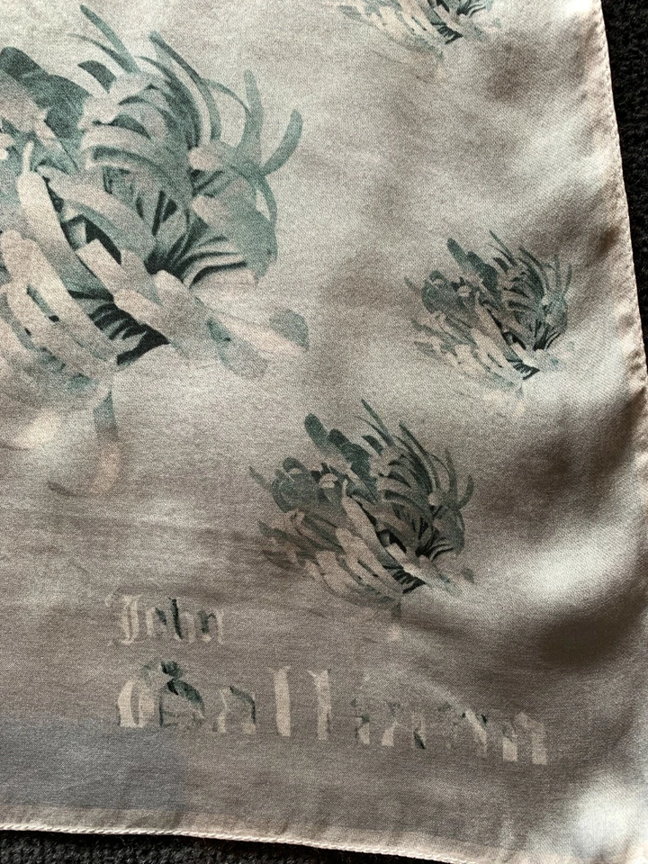 JOHN GALLIANO 100% Seda Gasa Azul Pálido Floral Bufanda 64cm x 175cm -- Excelente Foto 2 de 4