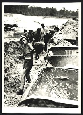 5 photographies G. Lubitzki, Berlin, vue Berlin, construction d'une scène... - Photo 1/4