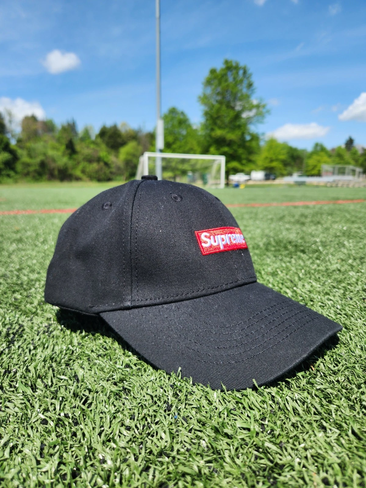 Casquette noire logo boîte suprême