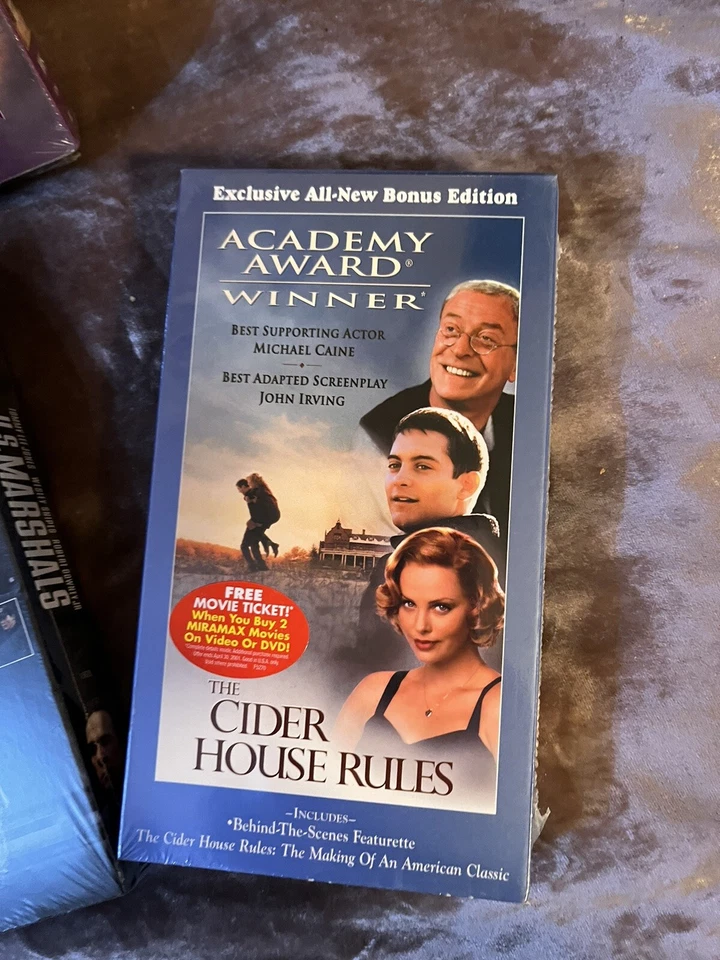 Vintage VHS LOT OF 5  Classic Movies FACTORY SEALED, ZOOM IN TO SEE COLLECTIBLE Foto 3 de 4