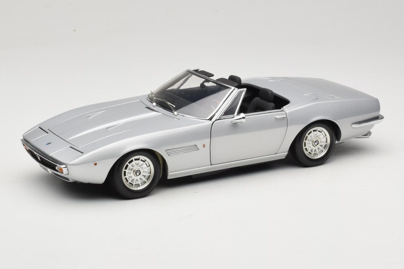 100122330 Maserati Ghibli Spyder Silver Minichamps 1:18