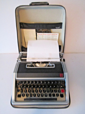 Vintage Olivetti Lettera 33 Ultra-Portable Typewriter w/case WORKS WELL