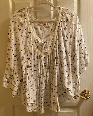 Cache Soft Blouse Large Fun Open Sleeves Very Good Condition Large White Blue 