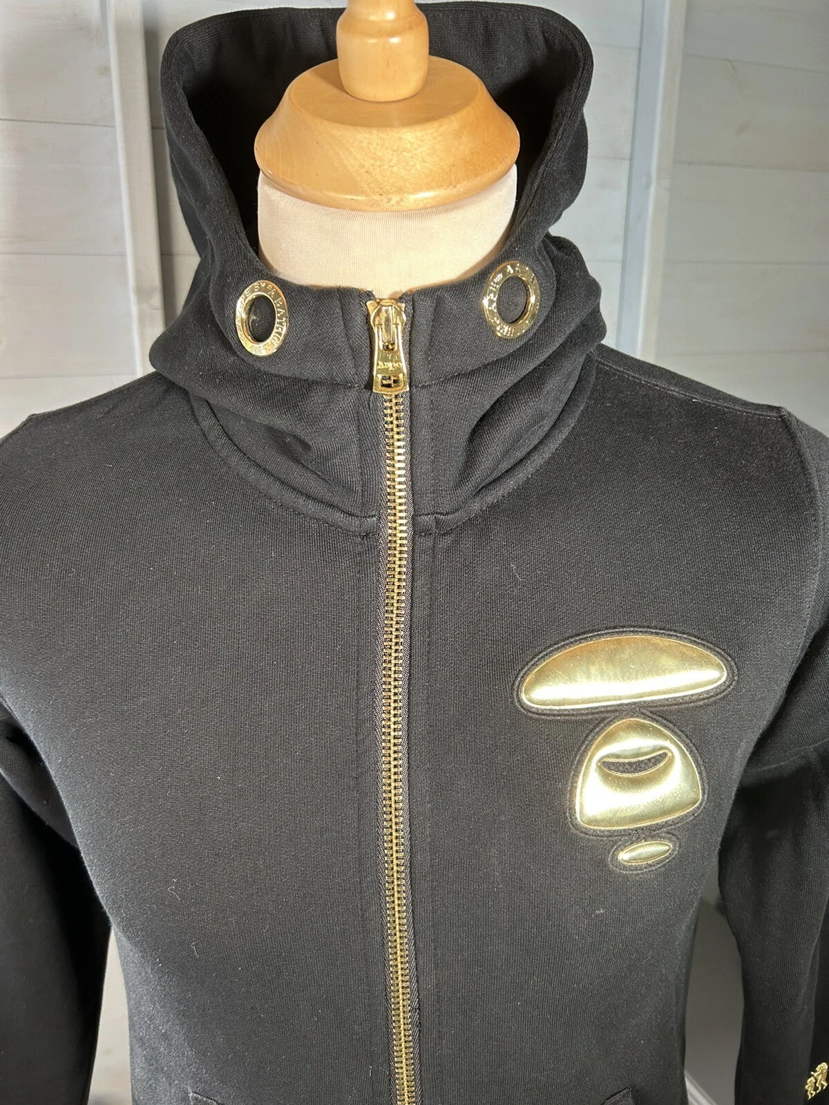 A BATHING APE (BAPE) AAPE APUNVS By A Bathing Ape Felpa con cappuccio e zip nera oro Small S AAPE Now