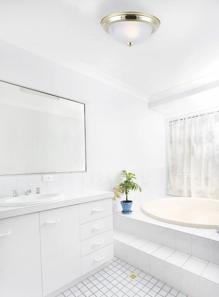 Canarm IFM21103T Latón 2 Luces 11"W Montaje Al Ras Accesorio de Techo - Paquete de 2 Foto 2 de 2