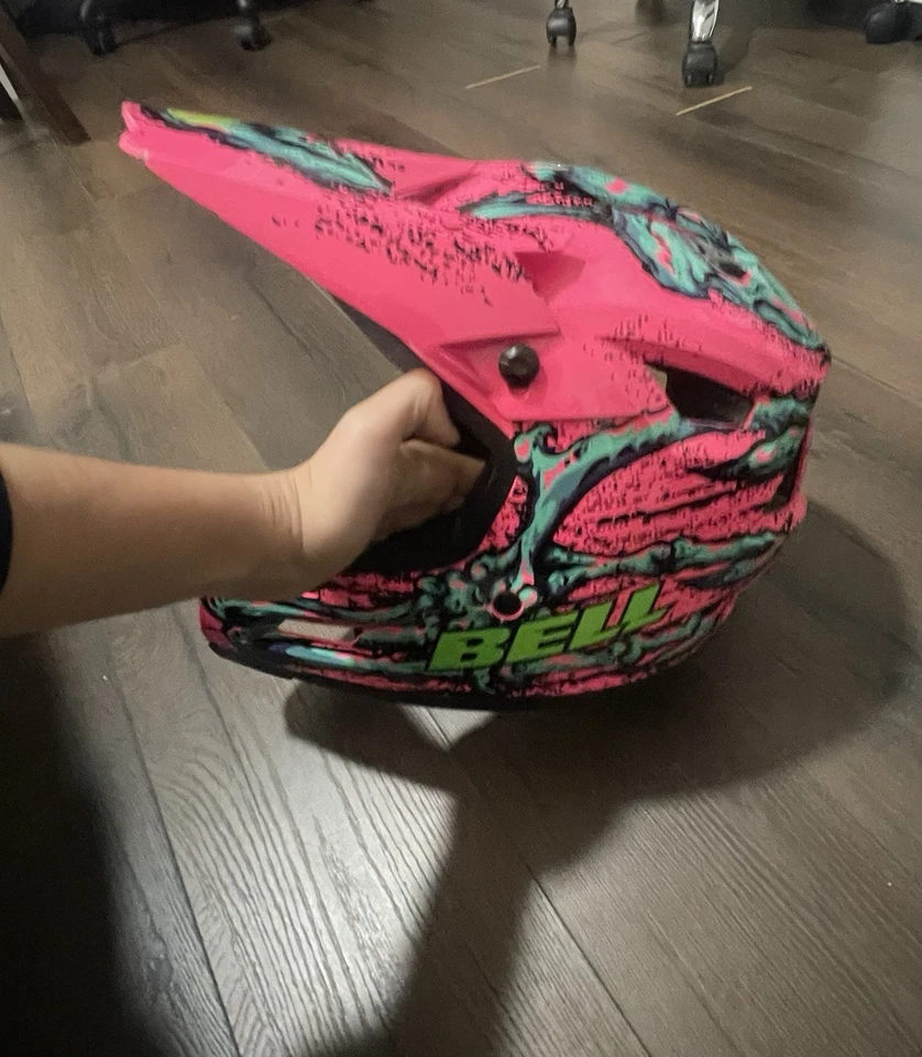 Casco Bell Dirtbike Adulto Grande Rosa y Verde Azulado con Diseño de Calavera Interior Suave Foto 3 de 3