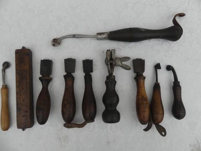 10 anciens outils de cordonnier bourrelier en bois fers à déforme, roulettes - Photo 1/4