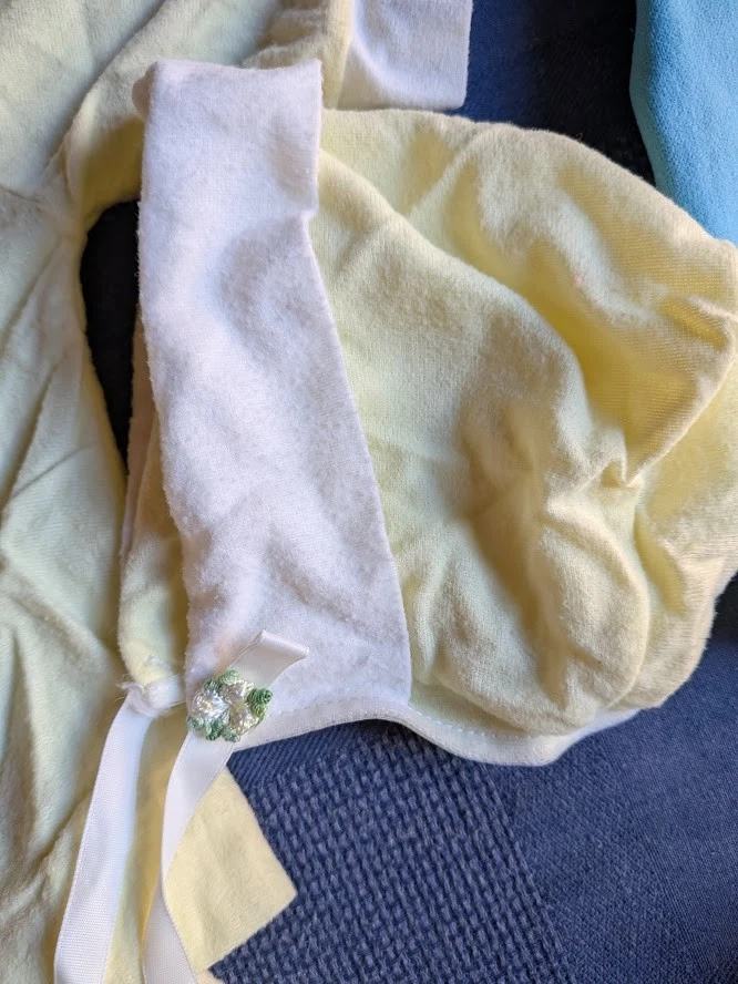 Lote De Ropa De Bebé De Colección Amarillo Y Blanco Gorro Infantil Conejito Traje De Baño Muñeca Foto 4 de 4