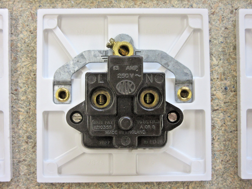 10 off 13A 1-Gang Unswitched Wall Plug Sockets & 13A Plugs + Ceiling Pull Switch - Picture 4 of 4