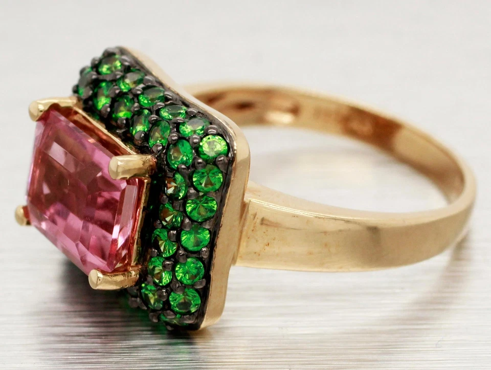 Anillo de cóctel LeVian de cuarzo rosa y tsavorita - banda de oro amarillo de 14 k Foto 2 de 4