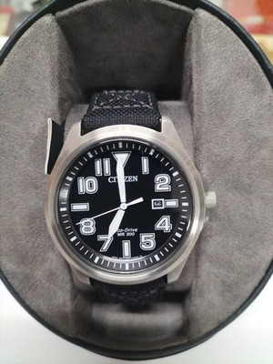 CITIZEN - HERREN ECO DRIVE SCHWARZES ZIFFERBLATT FELDSTIL SCHWARZES CANVAS ARMBAND UHR AW1410.