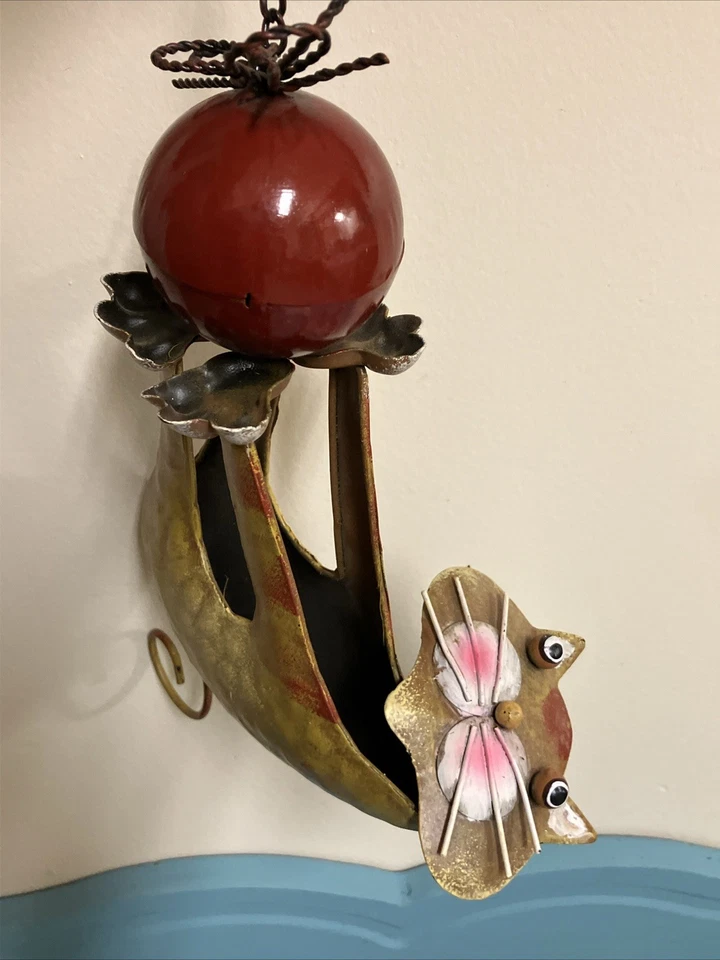 Caprichosa Escultura de Metal Gato SILLY Al Revés Hilo Rojo Bola Decoración Exterior Foto 2 de 4