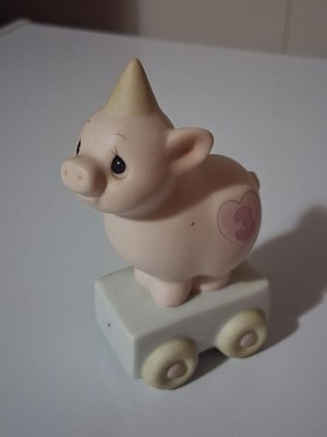 PRECIOUS MOMENTS BIRTHDAY PIG AGE 3 ''HEAVEN BLESS YOUR SPECIAL DAY'' From 1985
