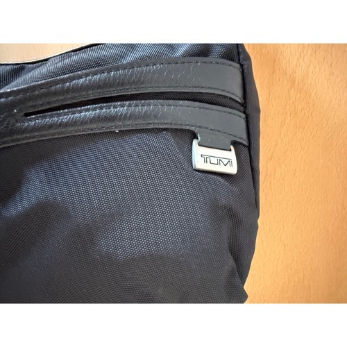 Bolso de hombro pequeño TUMI negro de nailon con ribete de cuero - Imagen 4 de 7