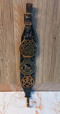 Vintage 3 Pferdemedaillons auf schwarzem Leder Martingal mit Messingschlaufe & Schnalle.