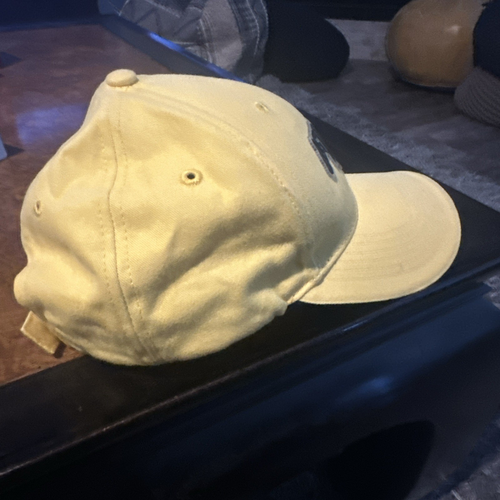 Cappello Berretto Ufficiale Ford Mustang Giallo e Nero con Logo Emblema Griglia Pony Nera