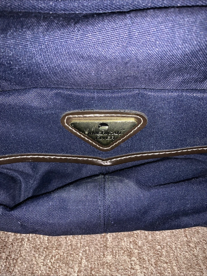 American Flyer Carry-On Travel Duffle Bag w adjustable Shoulder Strap - Image 2 of 4