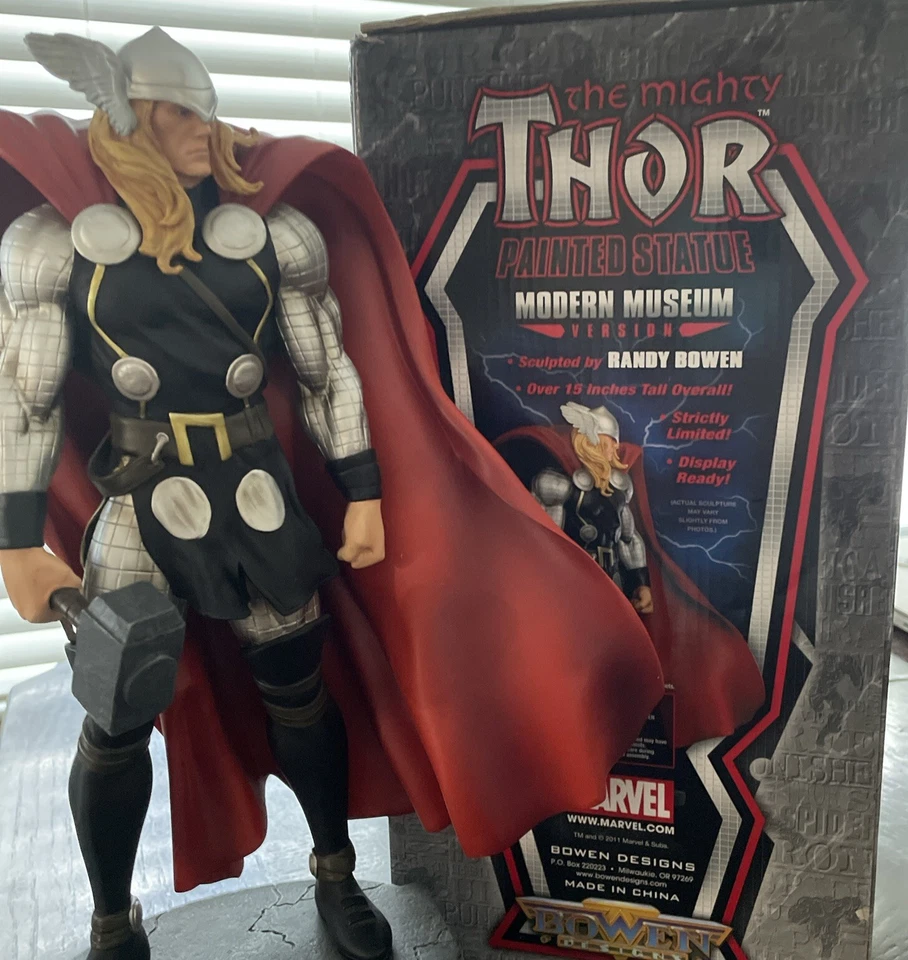 Estatua de Thor Todopoderoso  Foto 2 de 4