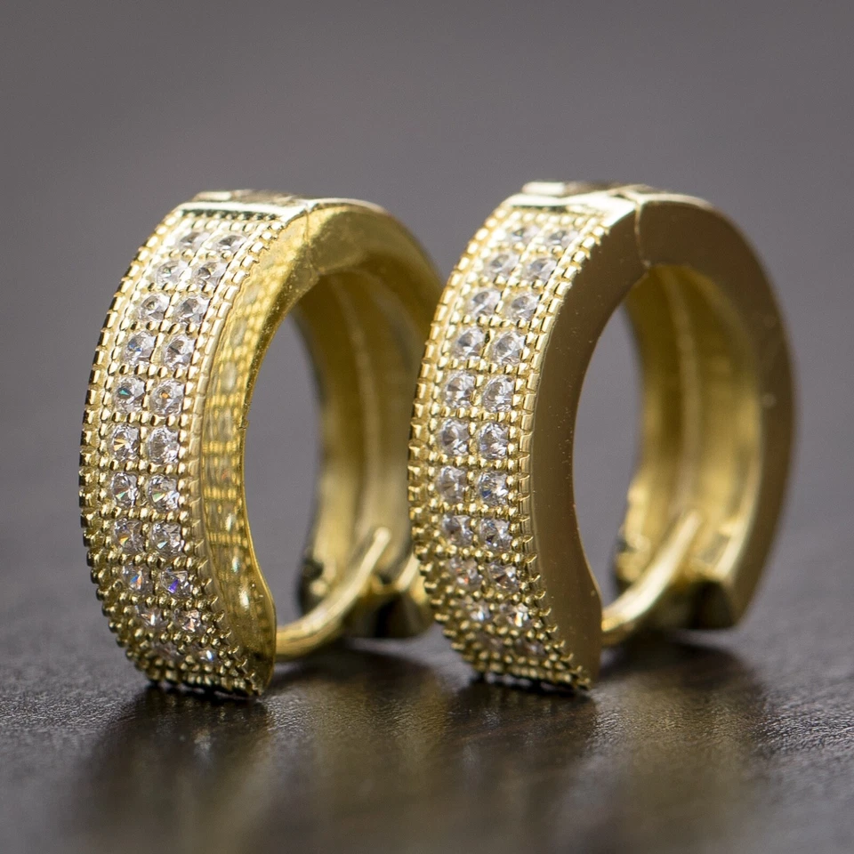 Pendientes pequeños de aros helados de plata de ley 925 enchapados en oro amarillo helado para hombre Foto 2 de 4