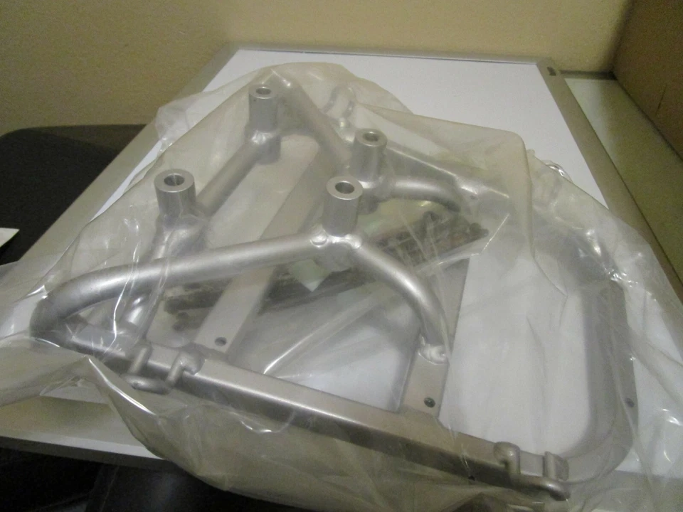 Portaequipajes 46300-05883 nuevo de lote original Suzuki AN250 AN400 Burgman 2007-2014 Foto 4 de 4