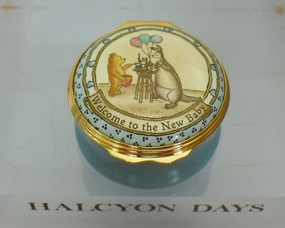 Halcyon Days Winnie Puuh ''Willkommen im neuen Baby'' (blau) Emaille Box - 1 5/8''