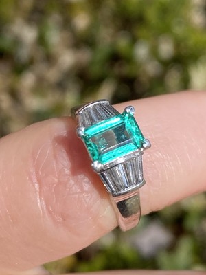Wunderschöner 1,07ctw grüner kolumbianischer Smaragd und Diamant Platin Ring