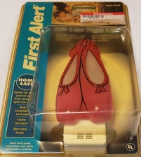 First Alert Safe Care Night Light Automatic Turn On & Off Non Toxic New Sealed