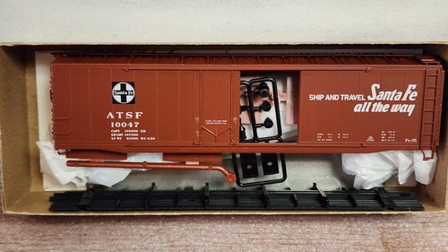 Kit de vagón de carga Santa Fe RR 50' Combo puerta 10047 Francisco Chief Accurail 8107.3 HO | Zustand: New