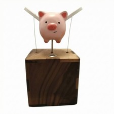 Tischaufsteller mit Schwein niedlich Schweinchenfigur kompakt f&uuml;r Regal