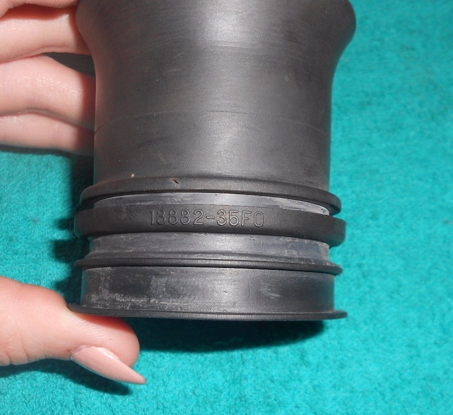SUZUKI GSXR750 MIDDLE INTAKE MANIFOLD BOOT OUTLET TUBE 13882-35F00