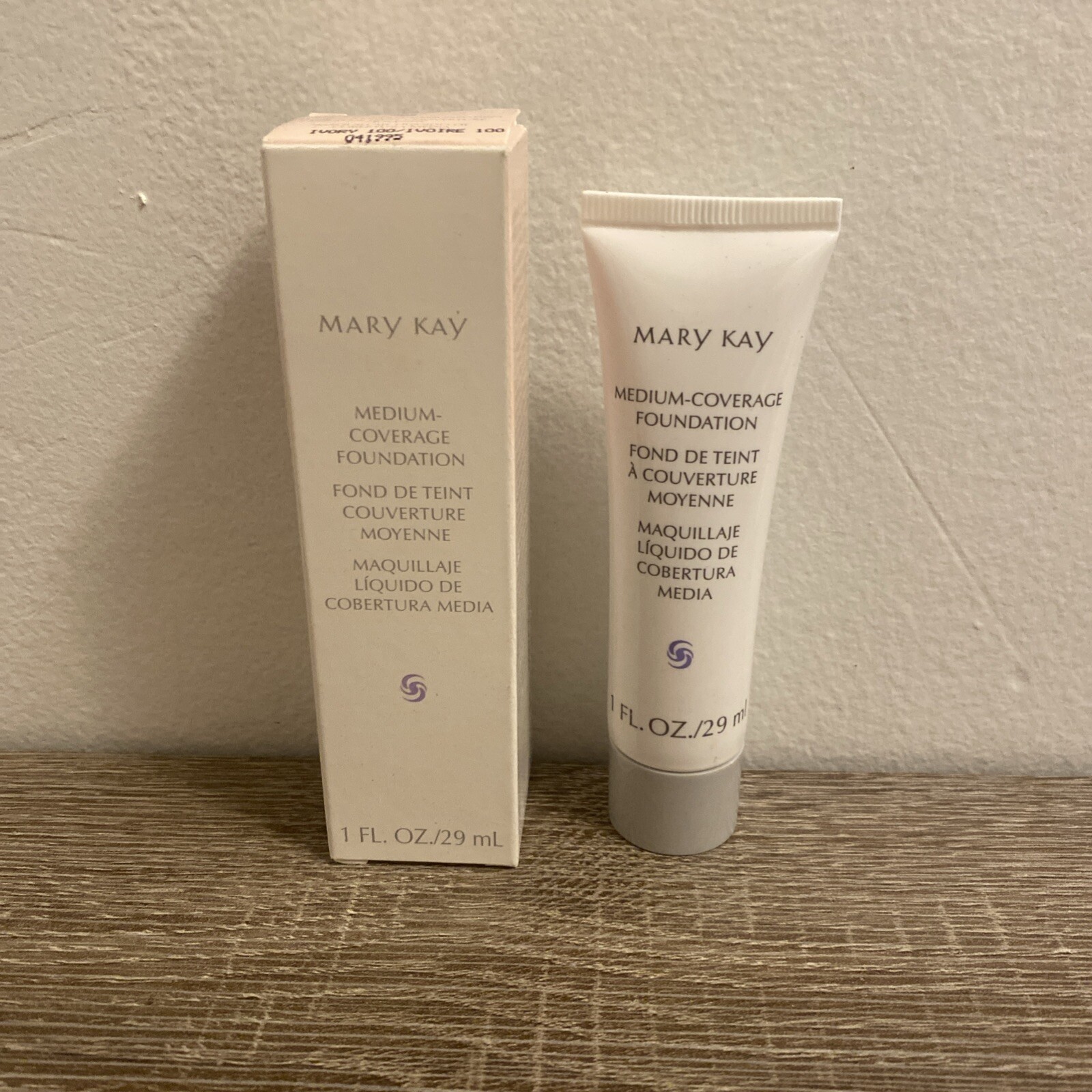 Mary Kay Medium Coverage Foundation - Ivory 100, 1oz (NIB)