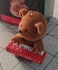 1991 Hallmark Keepsake Ornament Notes of Cheer Z3