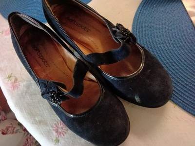Softspots Suede Flower Accent 2.25'' Heel Pumps. Size 7 m