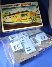 Plasticville - O-O27 - #1852-180 Ranch House - Sealed bag - Outstanding box