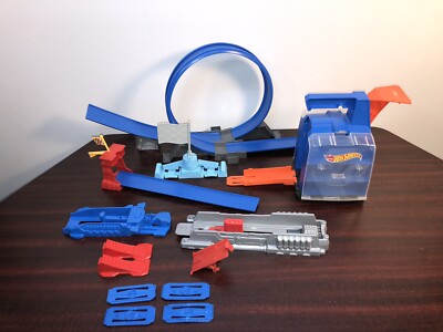 Mattel Hot Wheels 2018 Track & Builder: Display & Launcher Case looper and extra