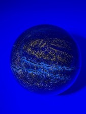 Fluoreszierende Lapislazuli Kugel –88 mm, 1180 g mit Goldfarbigem Halter –