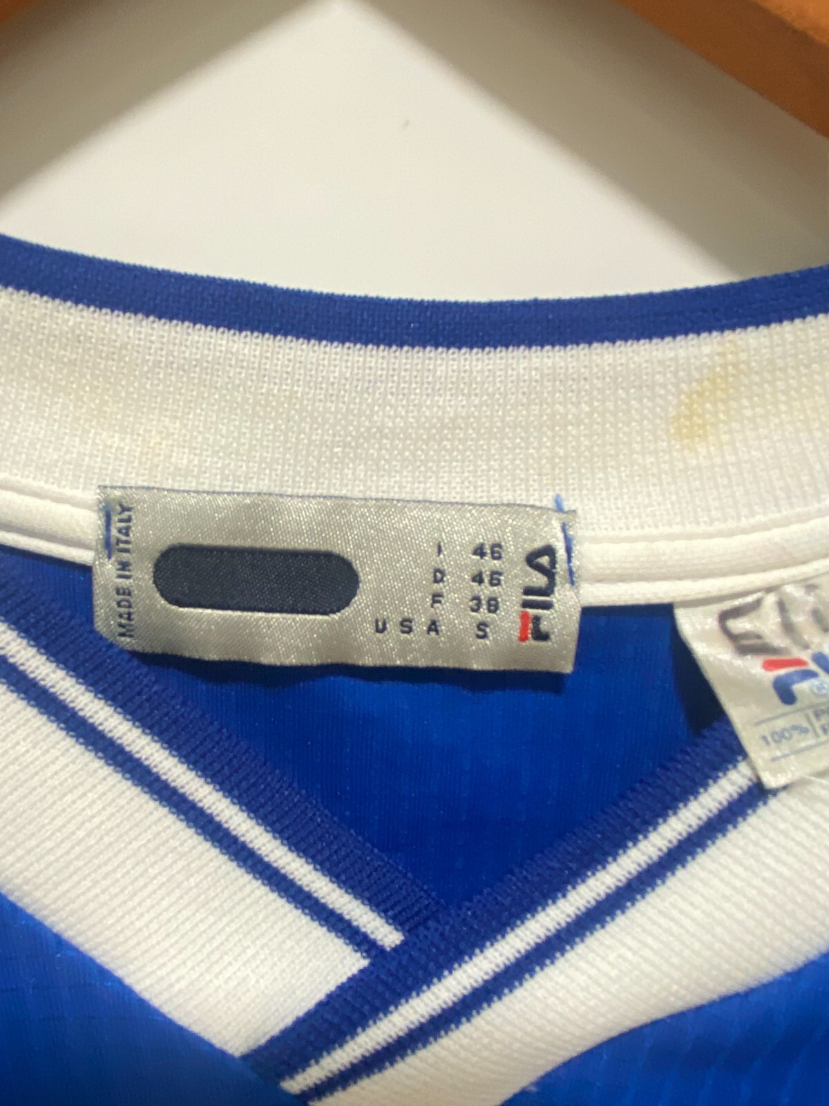 Camicia da allenamento vintage Fila da uomo piccola bianca blu poliestere manica corta collo a V