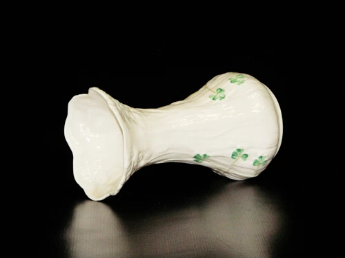 Irish Belleek Classic Daisy Spill hand-painted VASE - Green Flowers and Leaf . - Picture 4 of 8