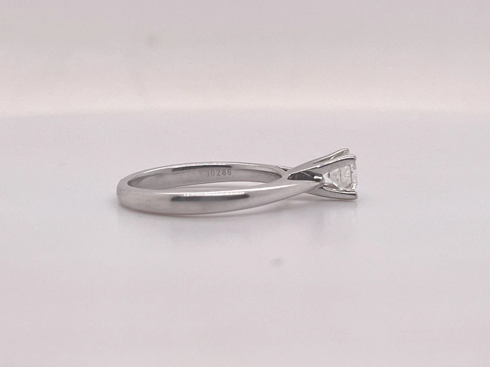 Anillo de compromiso Zales de platino y oro blanco de 18 quilates con diamantes talla de celebración de 0,47 quilates Foto 4 de 4