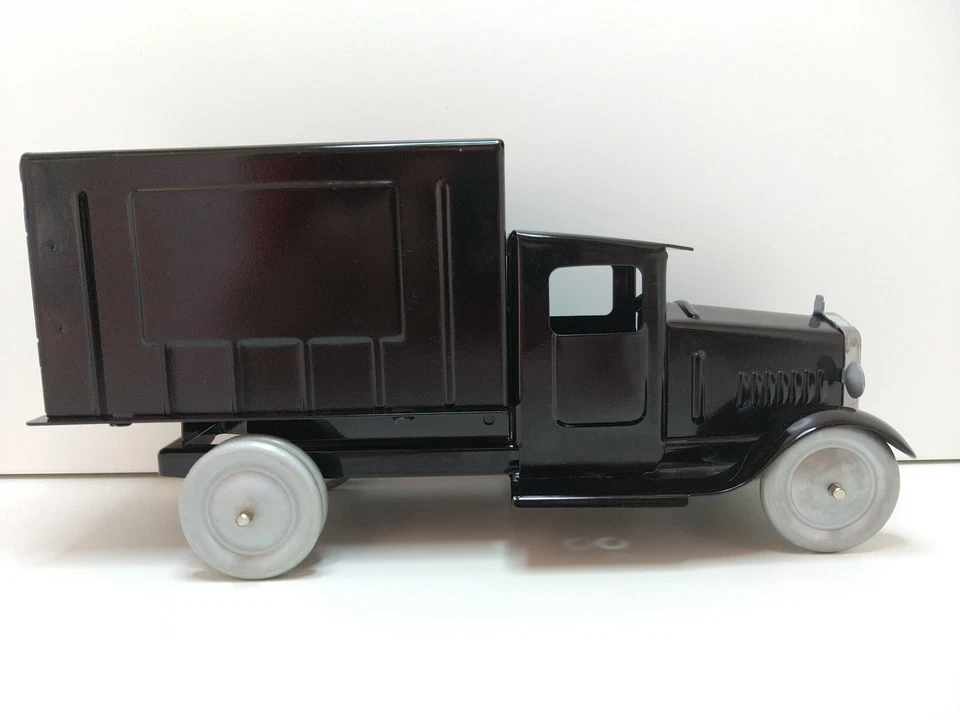 SpecCast Collectibles - Camion de livraison noir 1/20e en tôle - Photo 2/4